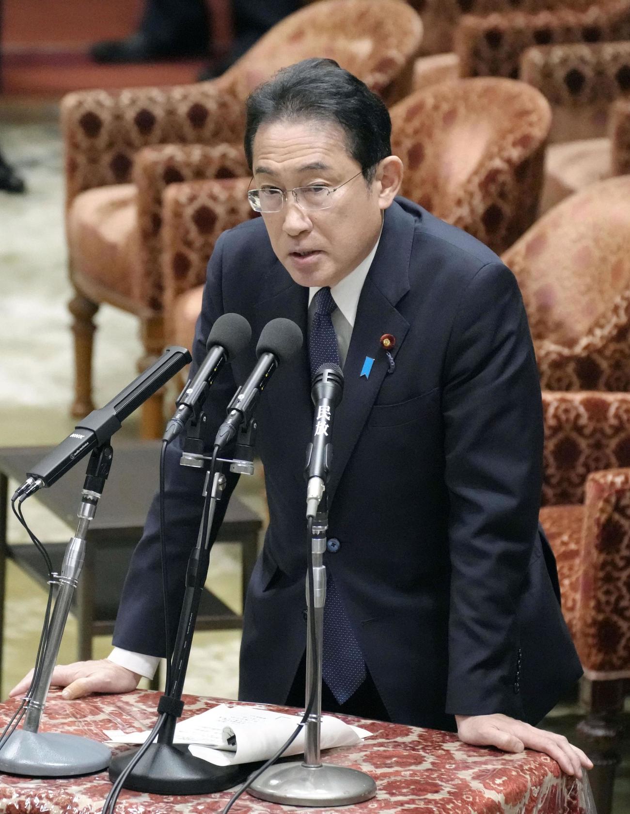 衆院予算委で答弁する岸田首相（共同）