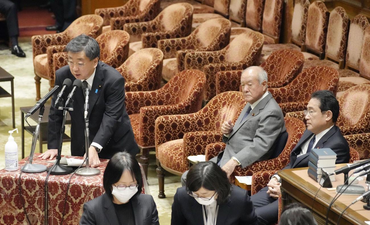 衆院予算委で自身の政治資金還流問題について答弁する松野官房長官。右端は岸田首相（共同）
