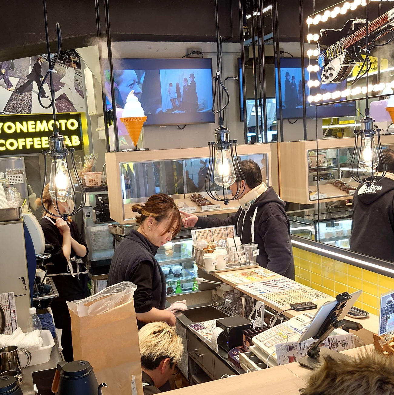 東京・築地のジョン・レノン氏にゆかりのある「米本珈琲」ではレノン氏の命日となる8日に新店をオープンした（撮影・寺沢卓）