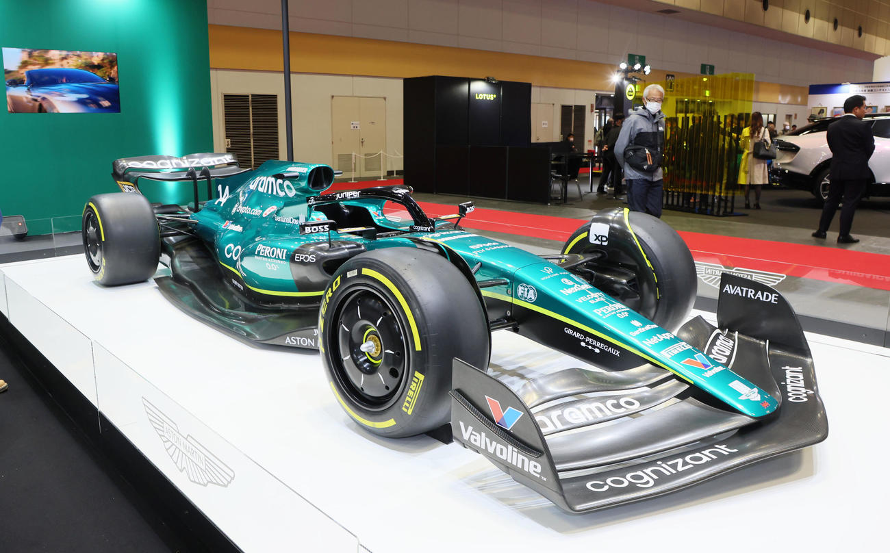 アストンマーティンブースにはアストンマーティン・アラムコ・コグニザントのF1マシンが展示されている（撮影・加藤哉）