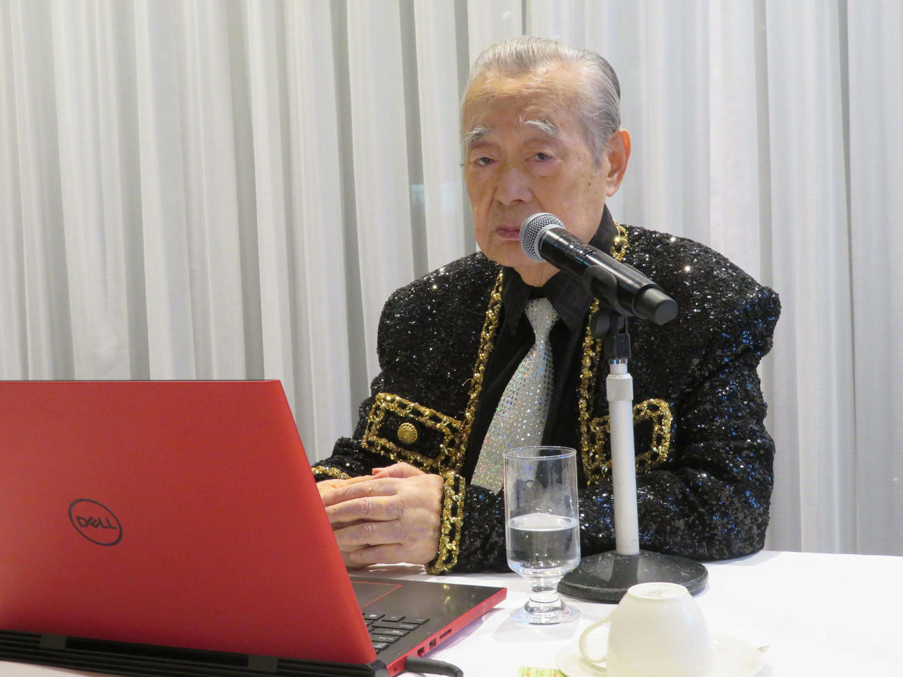日本外国特派員協会で会見を開き、来年1月に米国で歌手デビューすることを正式に発表したドクター・中松氏（撮影・村上幸将）