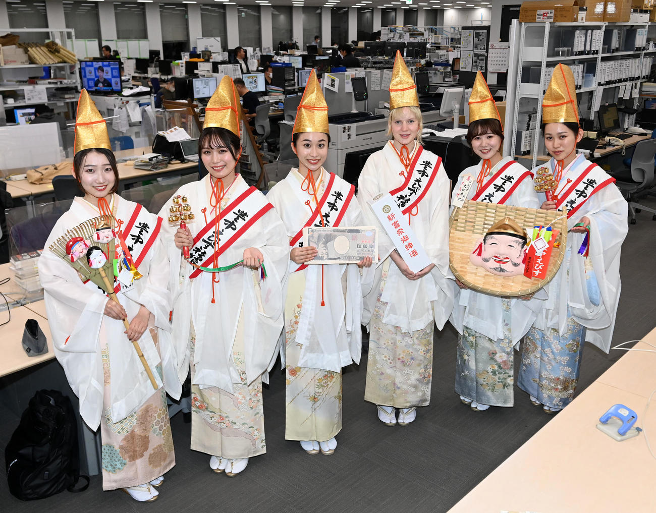 服部天神宮福娘の、左から中山歩優さん、戸田茉依加さん、原せつ子さん、アンナ・ボエムさん、森優希さん、山下ひかるさん（撮影・前岡正明）