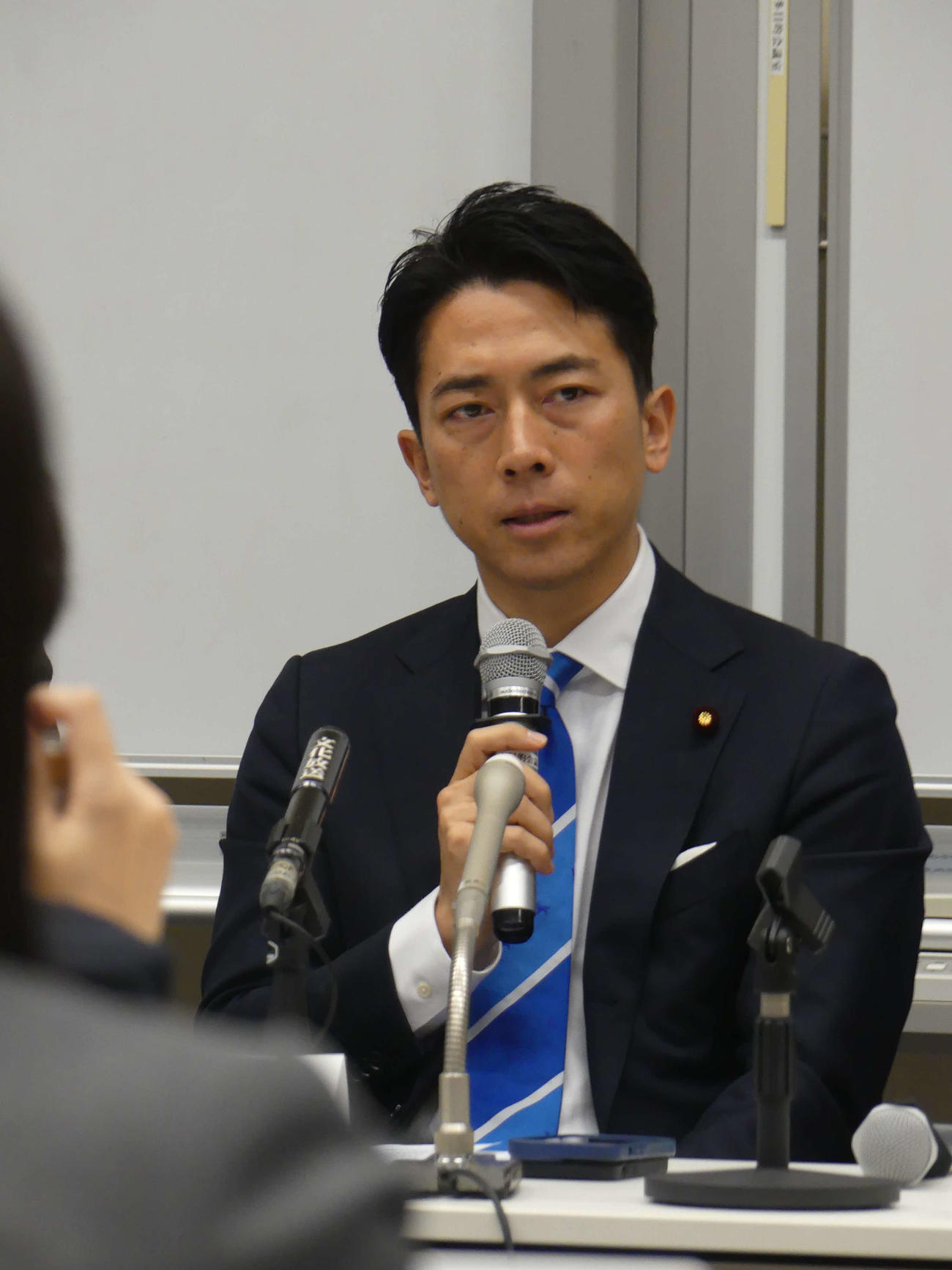 自民党の派閥をめぐる政治資金問題の質問に答える小泉進次郎元環境相（撮影・中山知子）