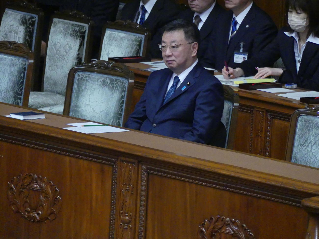 自身に対する不信任決議案の審議が行われた衆院本会議に出席する松野博一官房長官
