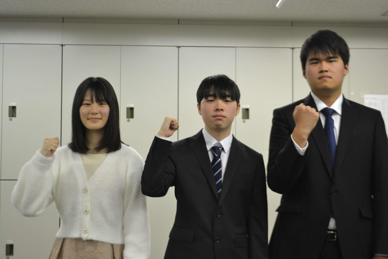 来年1月から囲碁のプロ棋士として公式戦に参加する竹下奈那新初段、柳井一真新初段、陳柏劭新初段（左から）