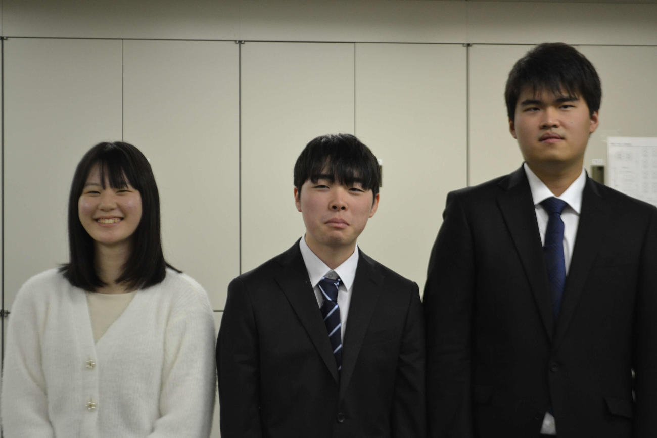 来年1月から囲碁のプロ棋士として公式戦に参加する竹下奈那新初段、柳井一真新初段、陳柏劭新初段（左から）