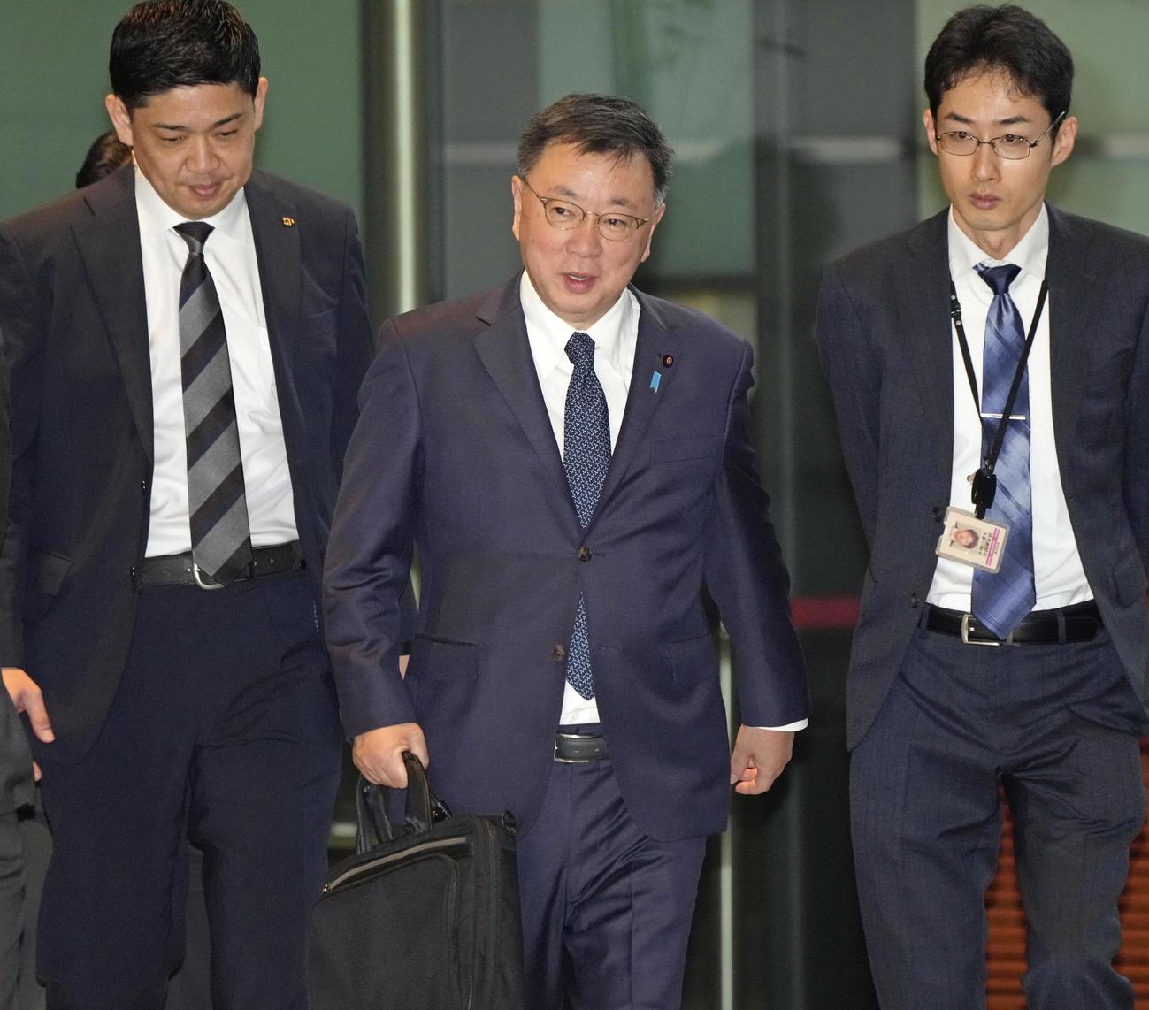 首相官邸に入る松野官房長官（共同）