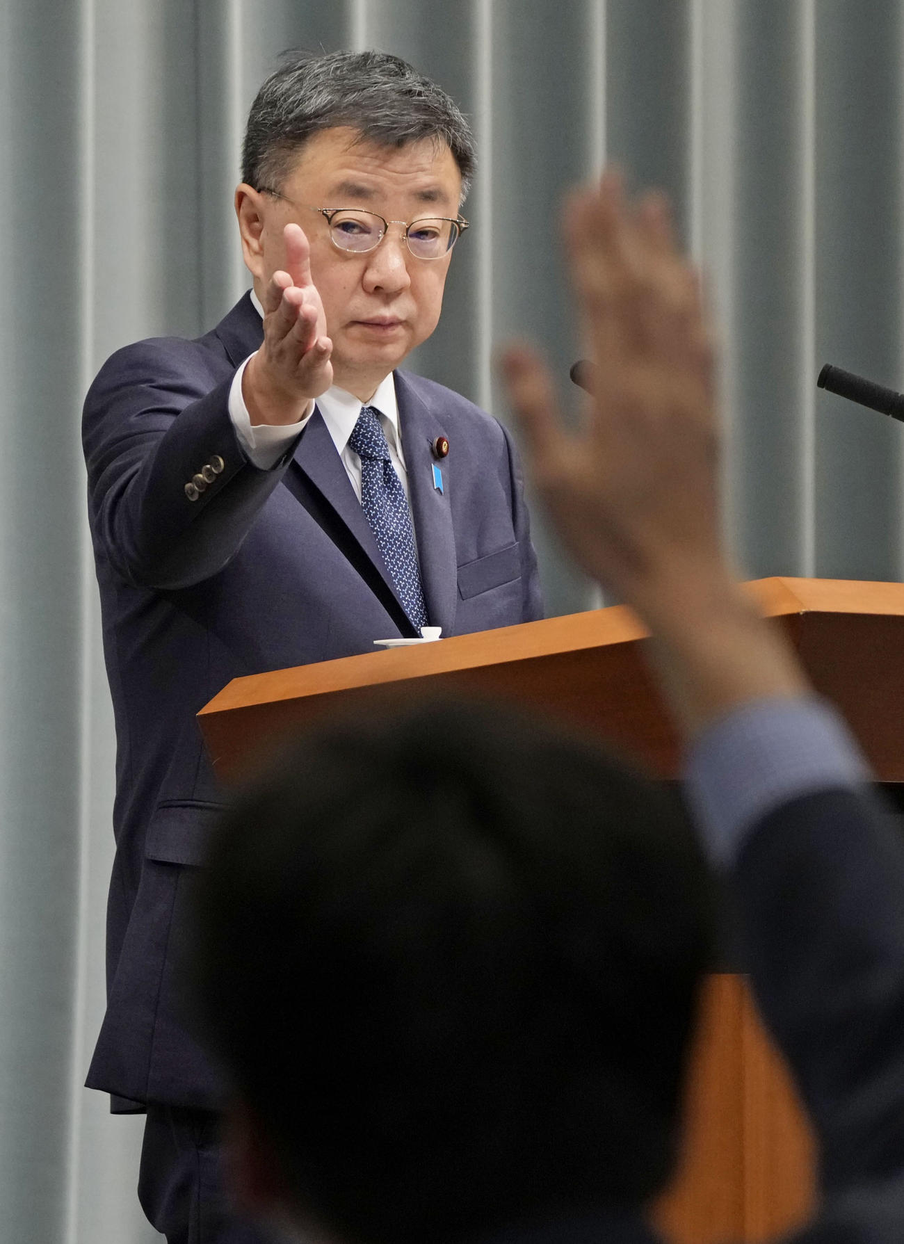 記者会見する松野官房長官（共同）