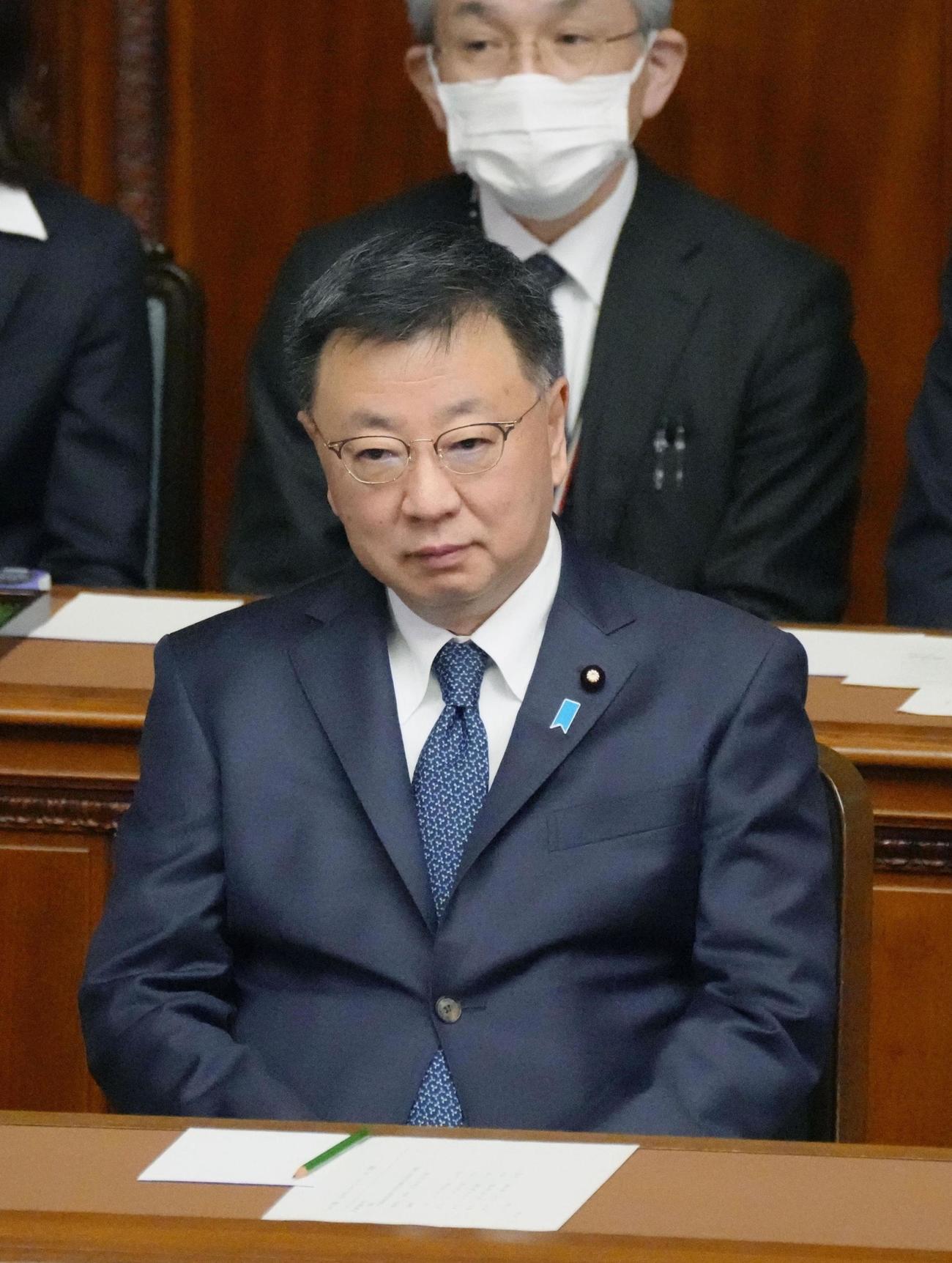 衆院本会議に臨む松野官房長官（共同）