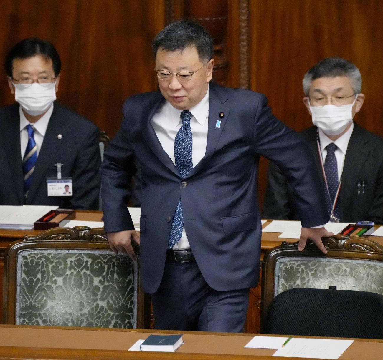 衆院本会議に臨む松野官房長官（共同）