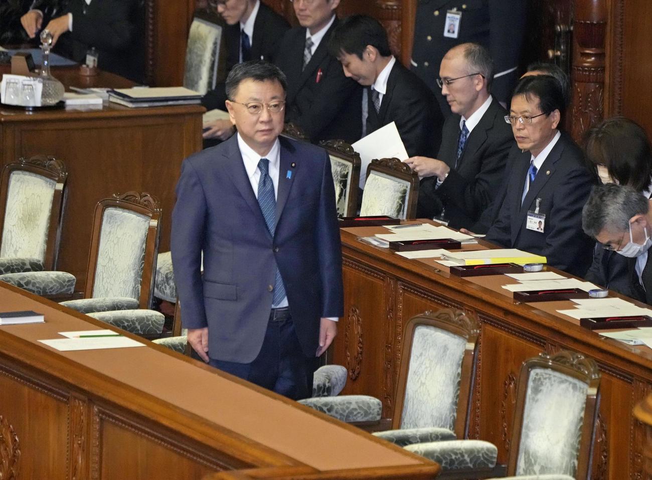 自身の不信任決議案を審議する衆院本会議に臨む松野官房長官（共同）