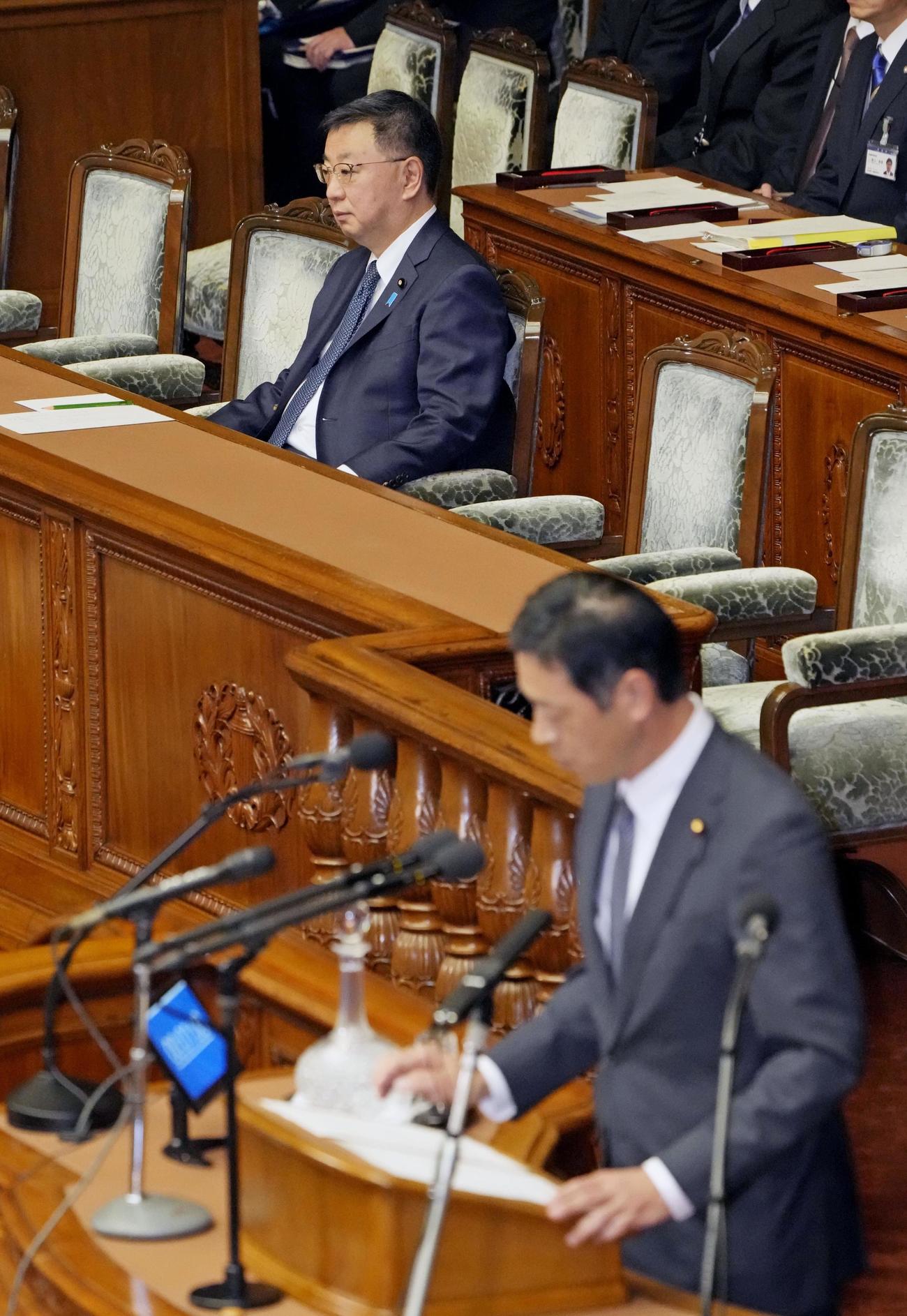 衆院本会議で自身の不信任決議案の趣旨弁明を聞く松野官房長官（共同）