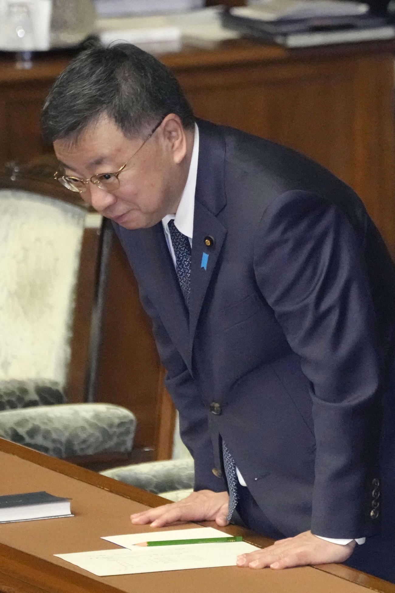 衆院本会議で自身に対する不信任決議案が否決され、一礼する松野官房長官（共同）