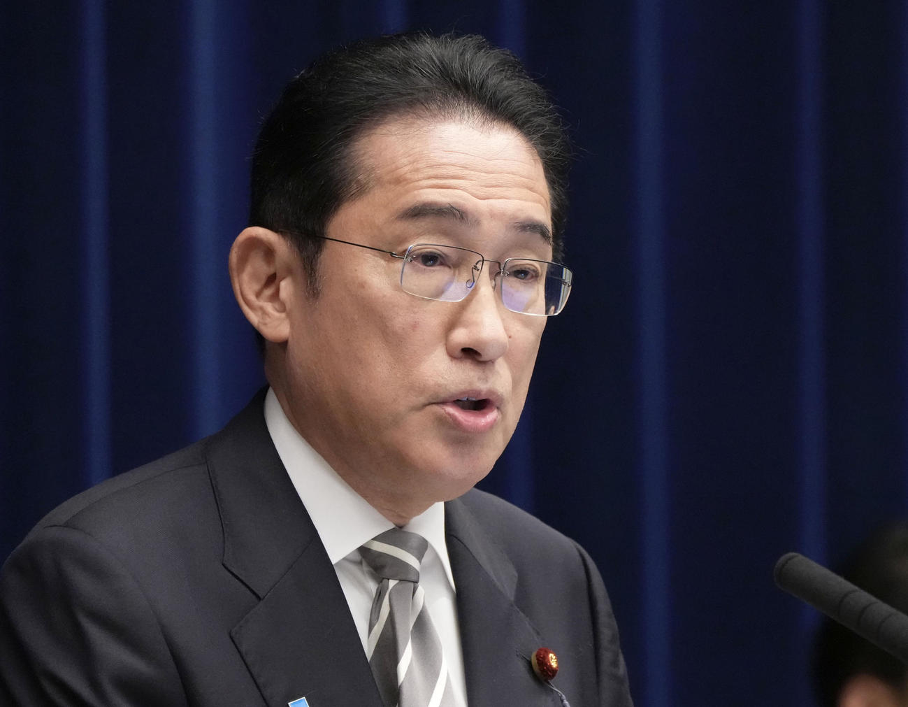 臨時国会が終了し、記者会見する岸田首相（共同）