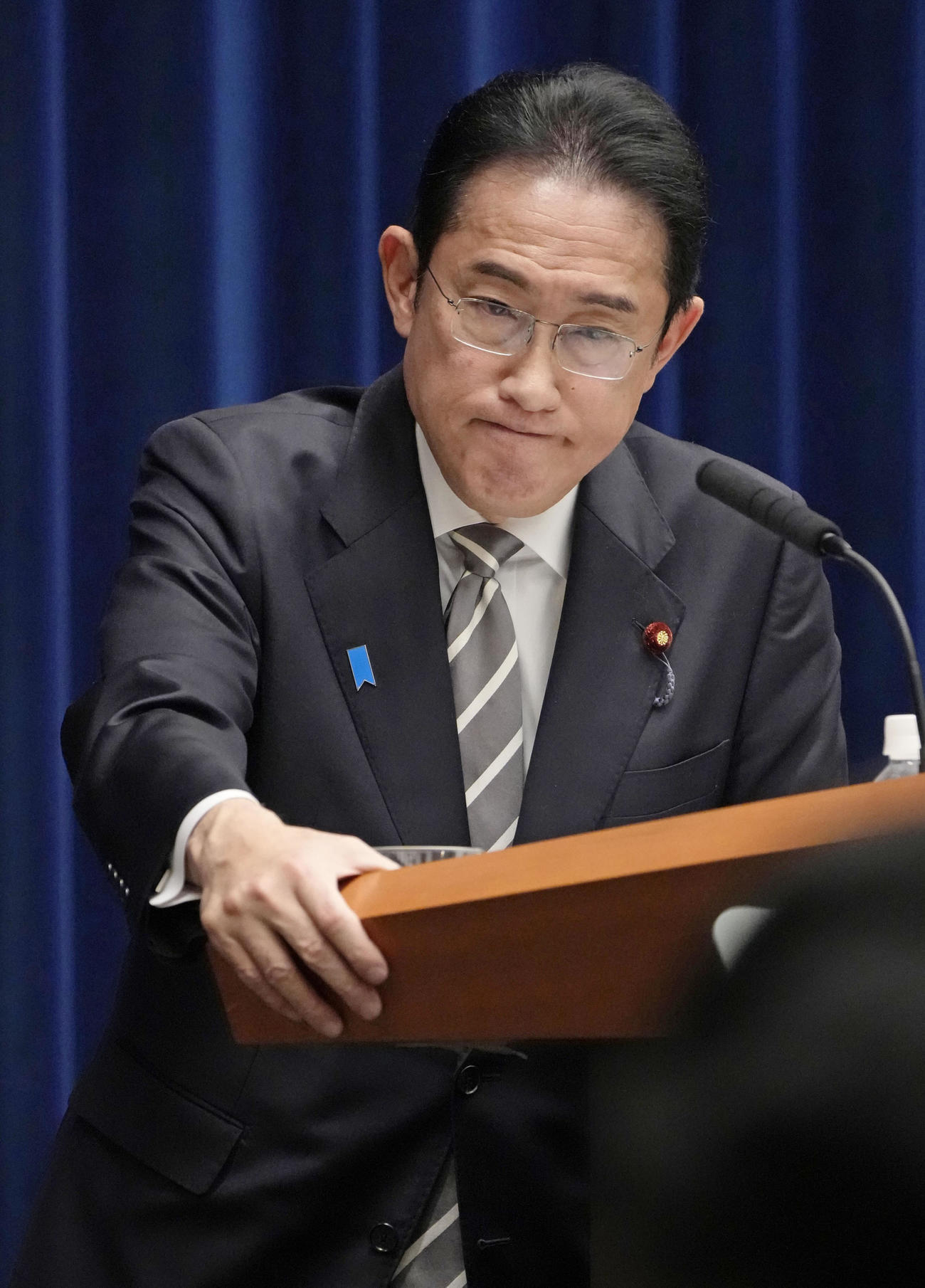 臨時国会が終了し、記者会見する岸田首相（共同）