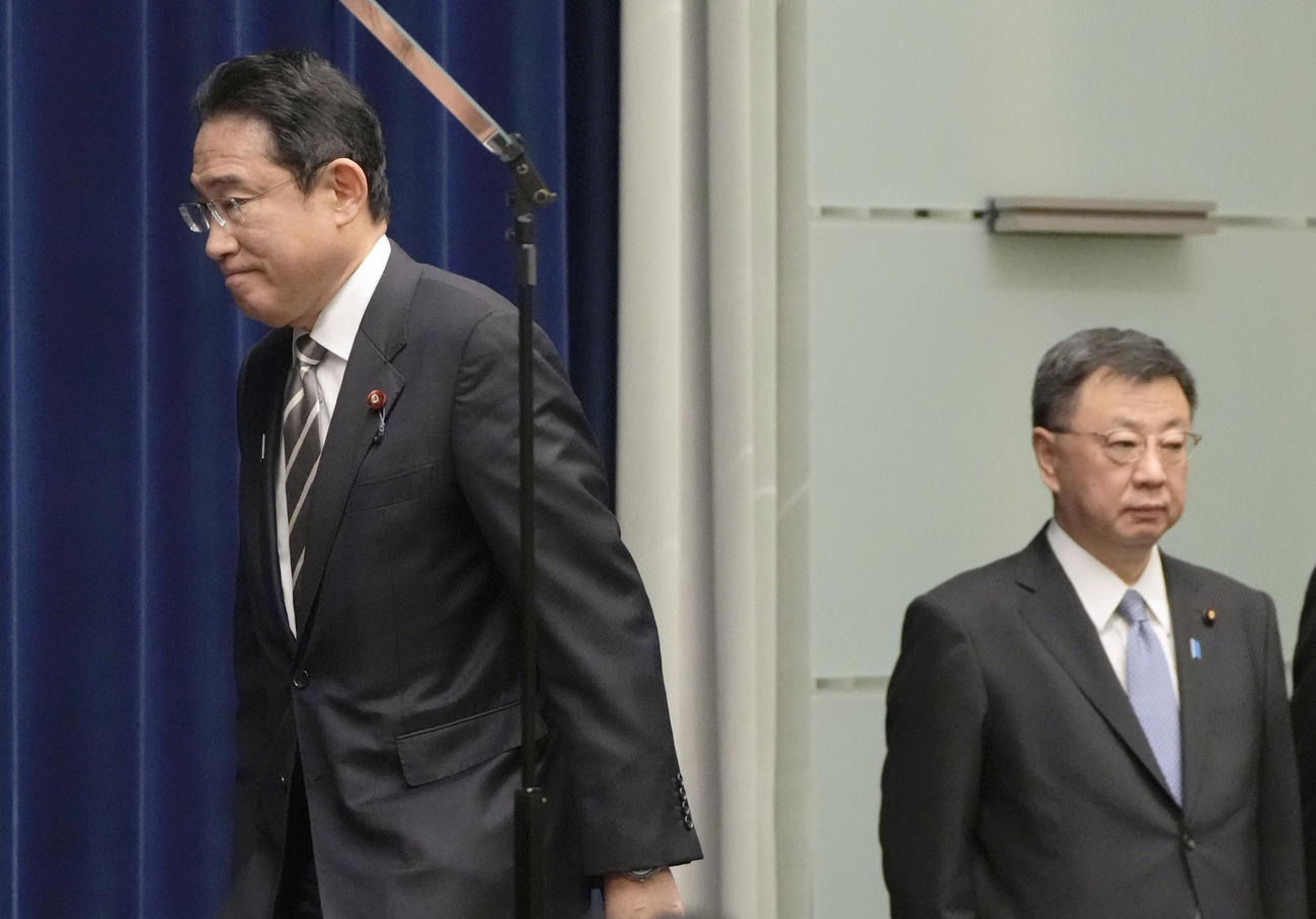 臨時国会が終了し、記者会見に臨む岸田首相。右は松野官房長官（共同）