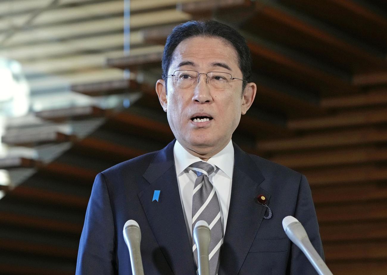 記者団の取材に応じる岸田首相（共同）