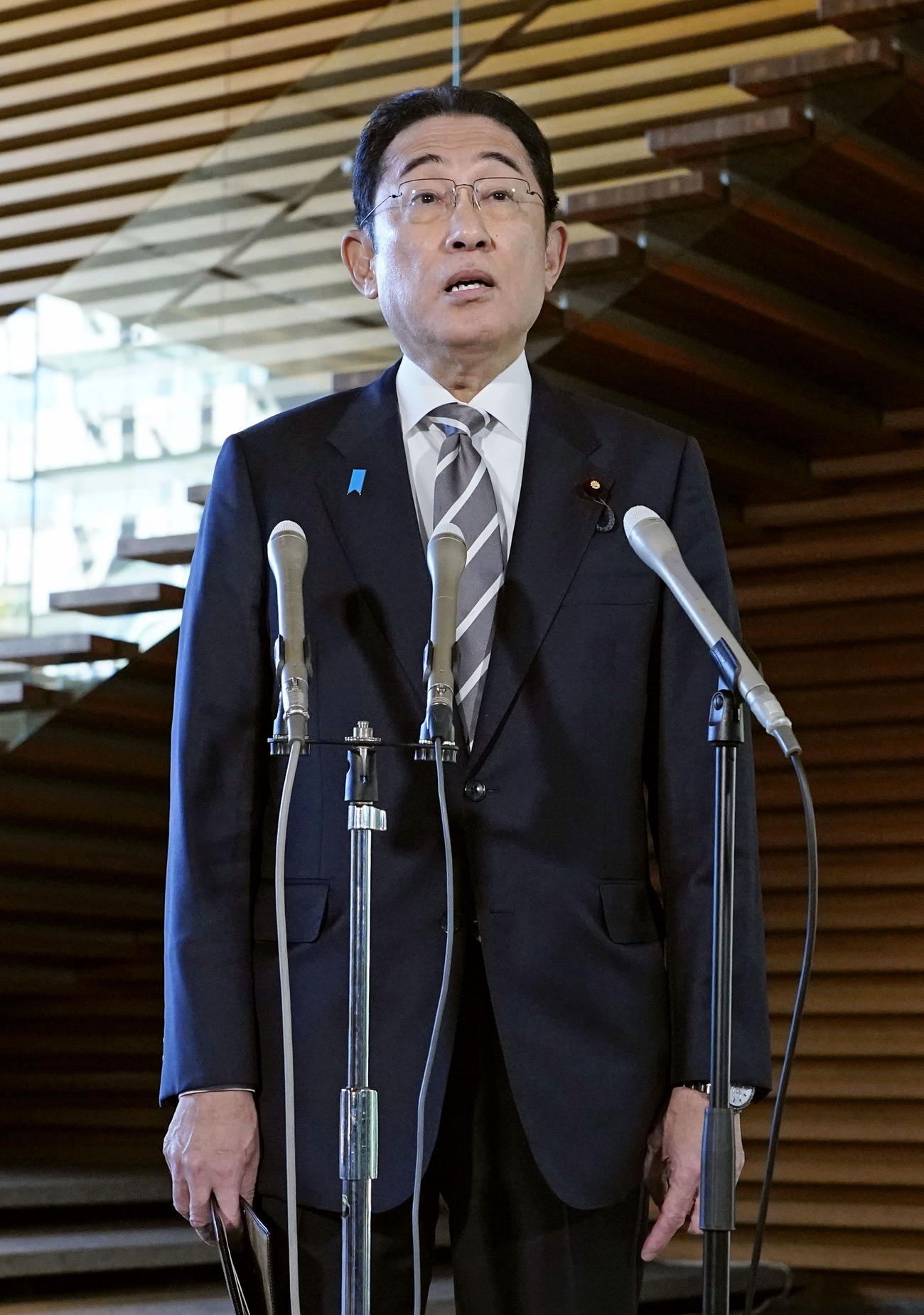 記者団の取材に応じる岸田首相（共同）