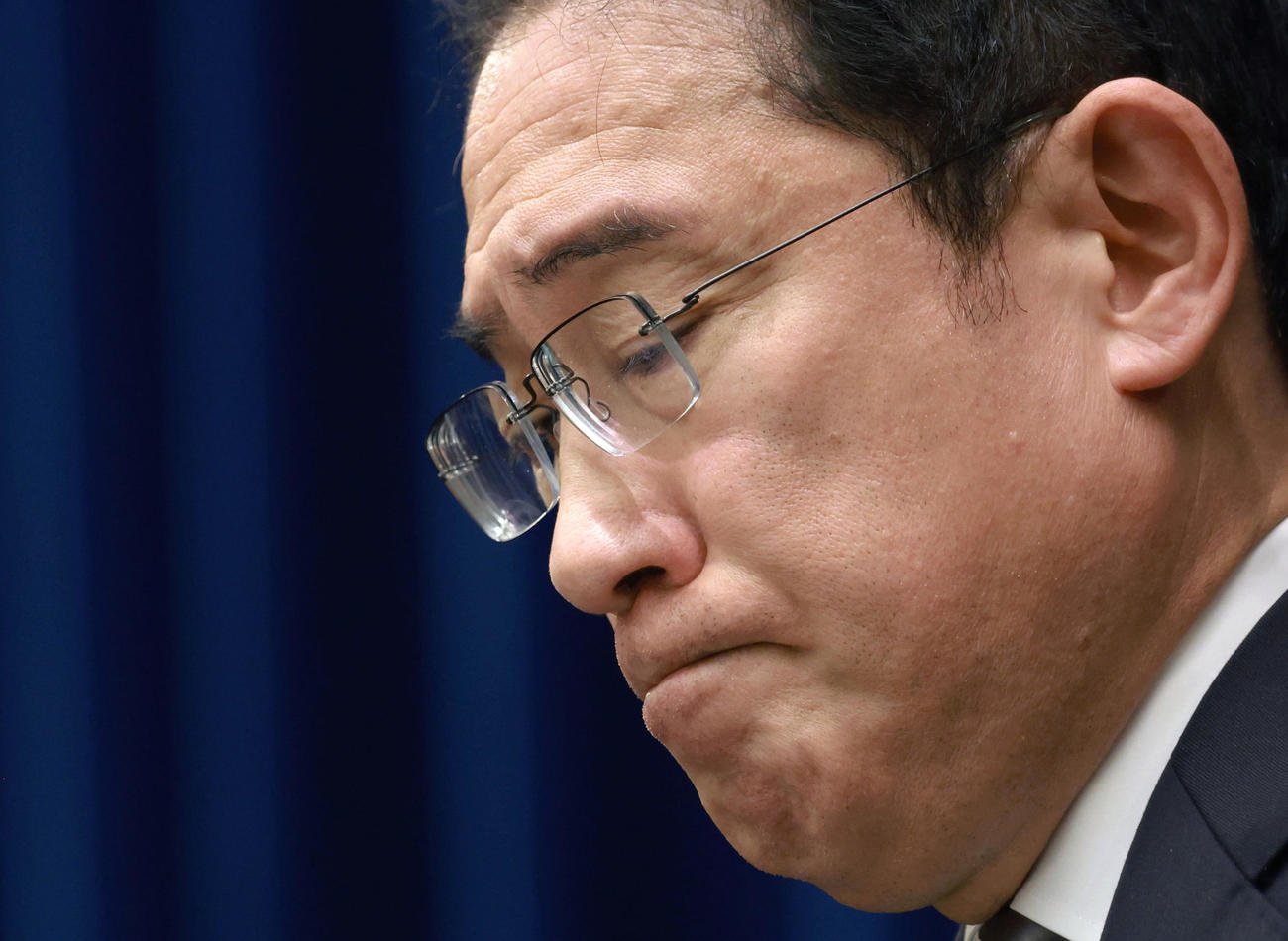 臨時国会が終了し、記者会見で厳しい表情を見せる岸田首相（代表撮影）