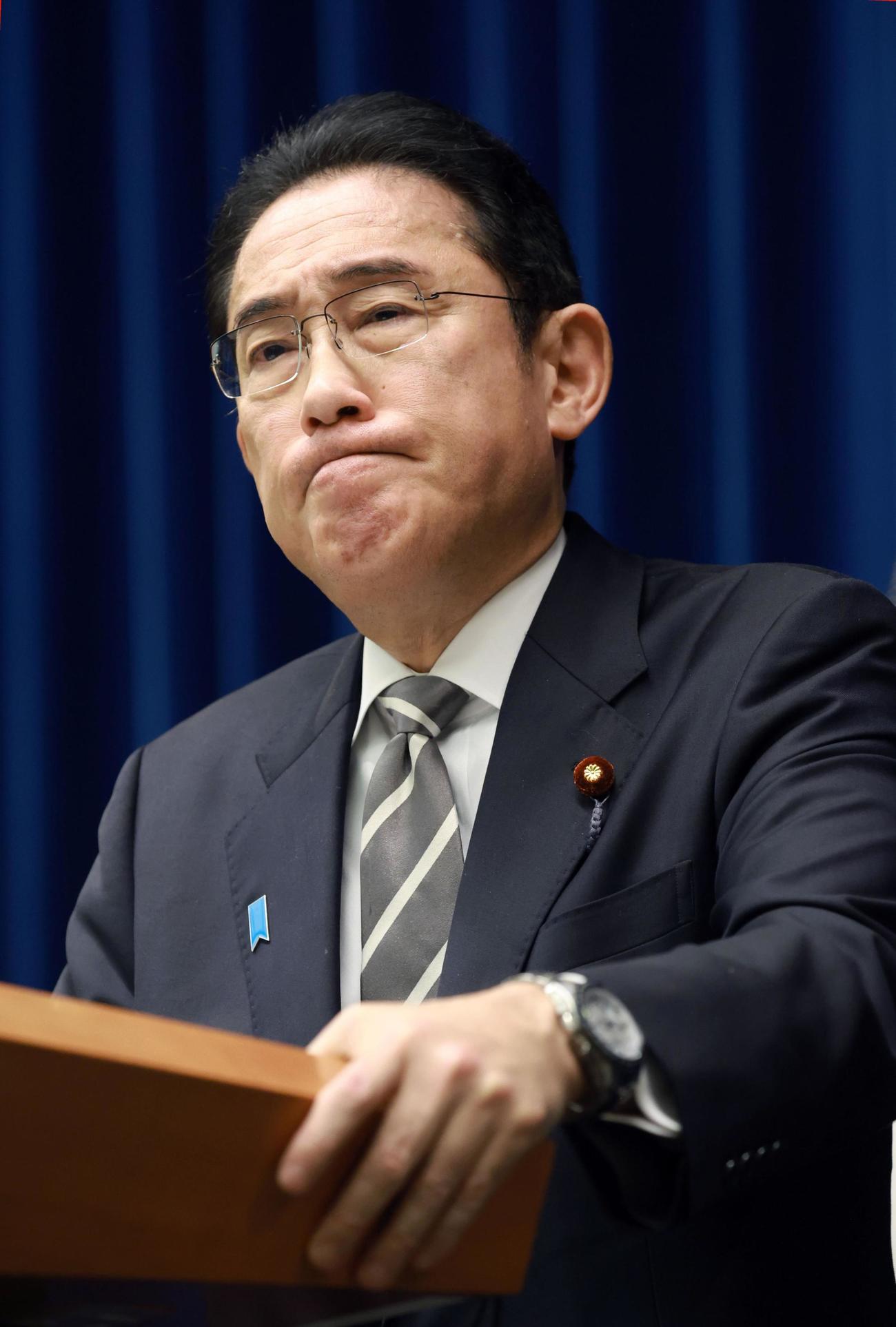 臨時国会が終了し、記者会見で厳しい表情を見せる岸田首相（代表撮影）