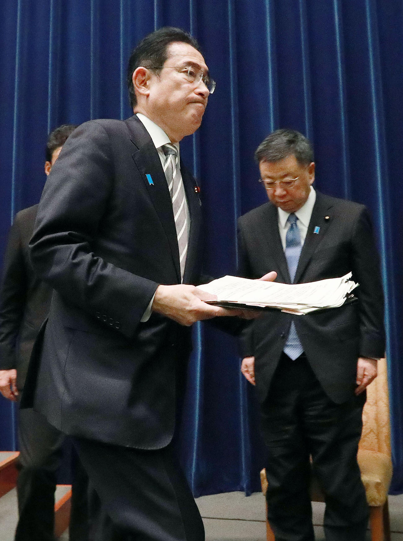 記者会見を終え、会場を後にする岸田首相。右は松野官房長官（代表撮影）