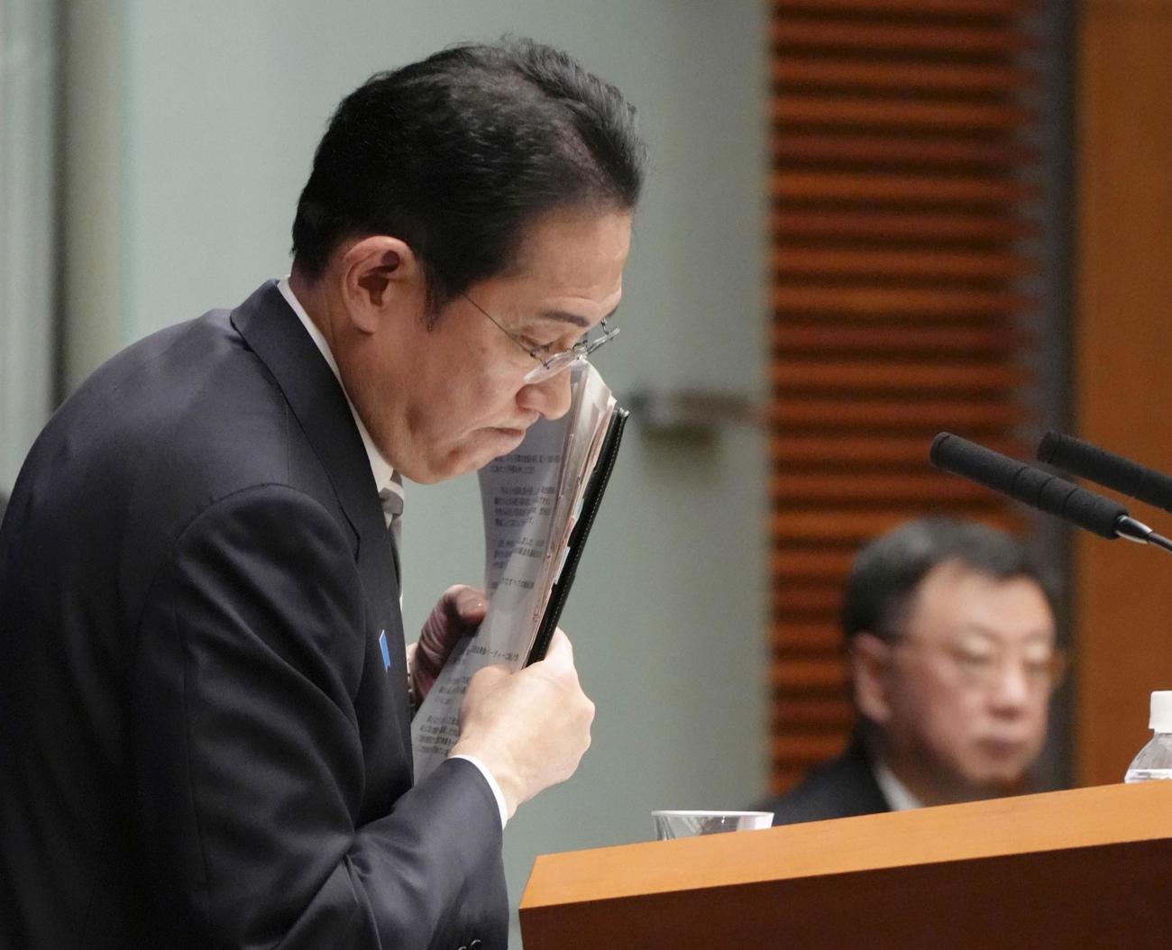 記者会見を終え、引き揚げる岸田首相。右は松野官房長官（共同）