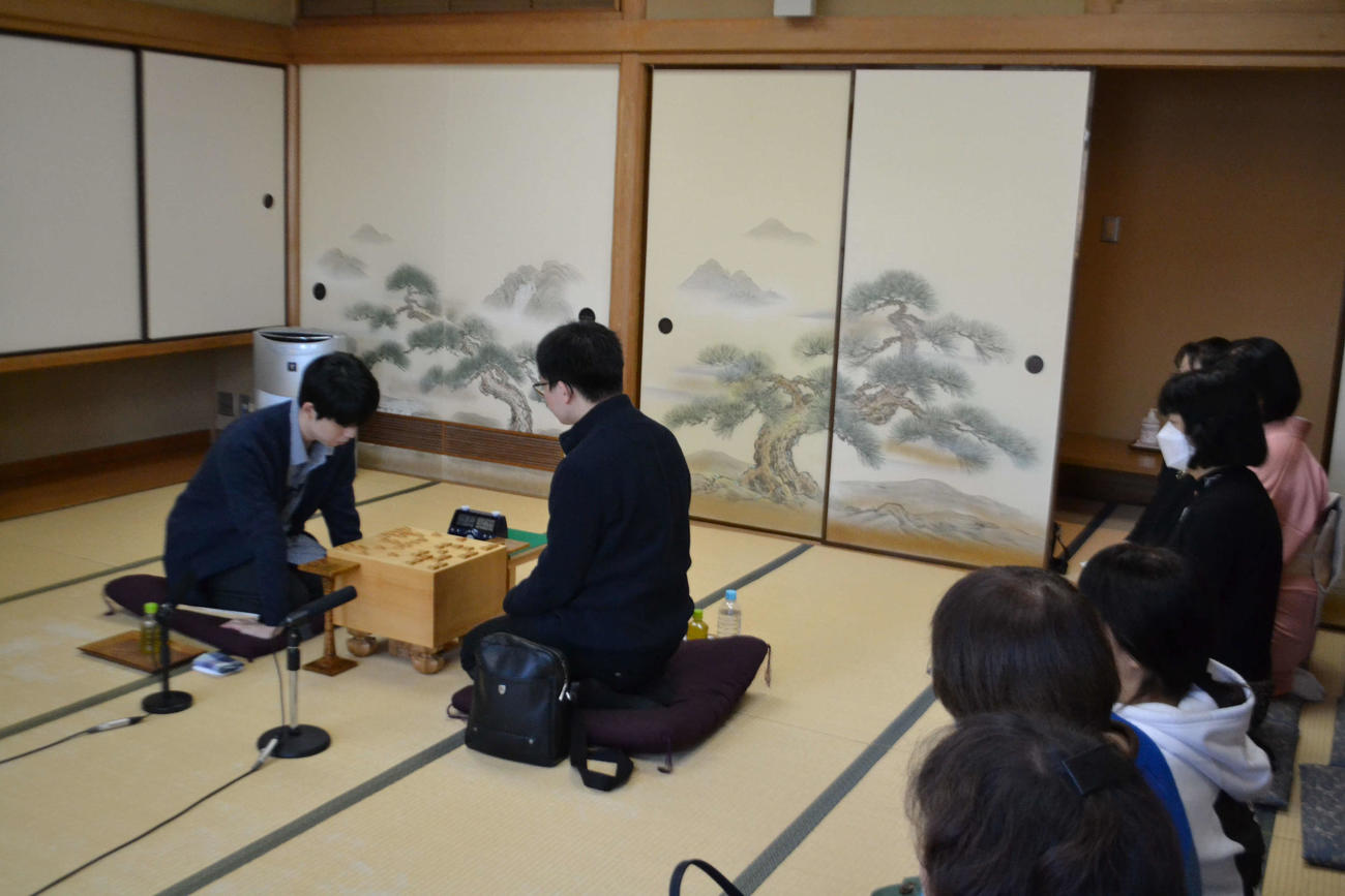 東西将棋会館建設クラウドファンディング特別対局としてふだんの研究会風景を支援者に披露した藤井聡太8冠（左）と永瀬拓矢九段