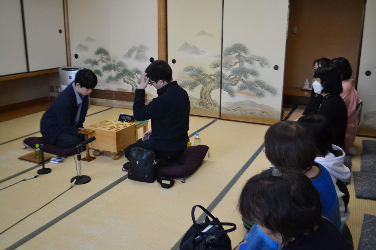 東西将棋会館建設クラウドファンディング特別対局としてふだんの研究会風景を支援者に披露した藤井聡太8冠（左）と永瀬拓矢九段