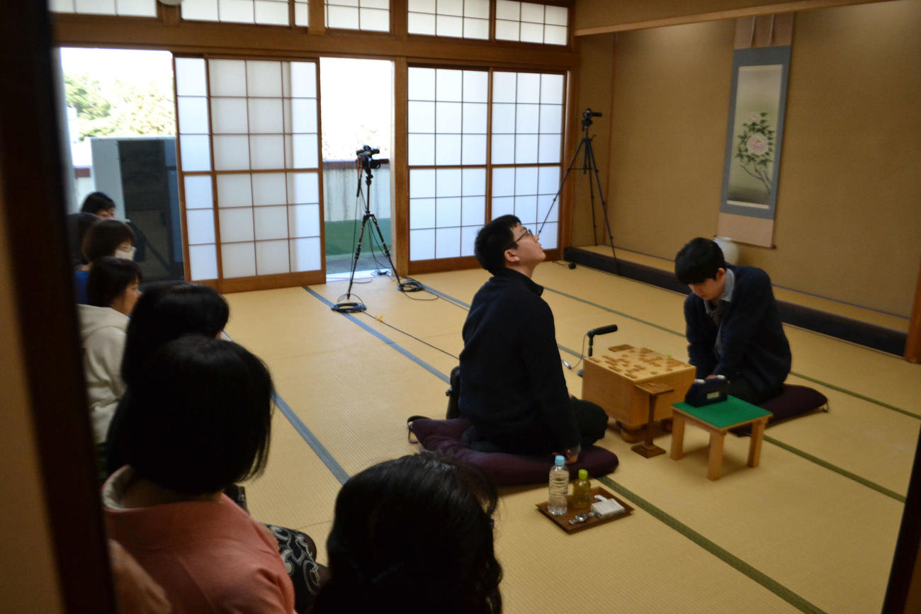 東西将棋会館建設クラウドファンディング特別対局としてふだんの研究会風景を支援者に披露した永瀬拓矢九段（左）と藤井聡太8冠（右）