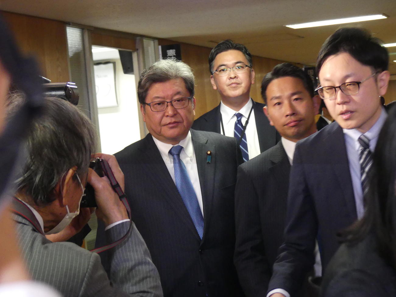 自身の後任人事が了承された自民党総務会を終え、会場を後にする萩生田光一氏（撮影・中山知子）