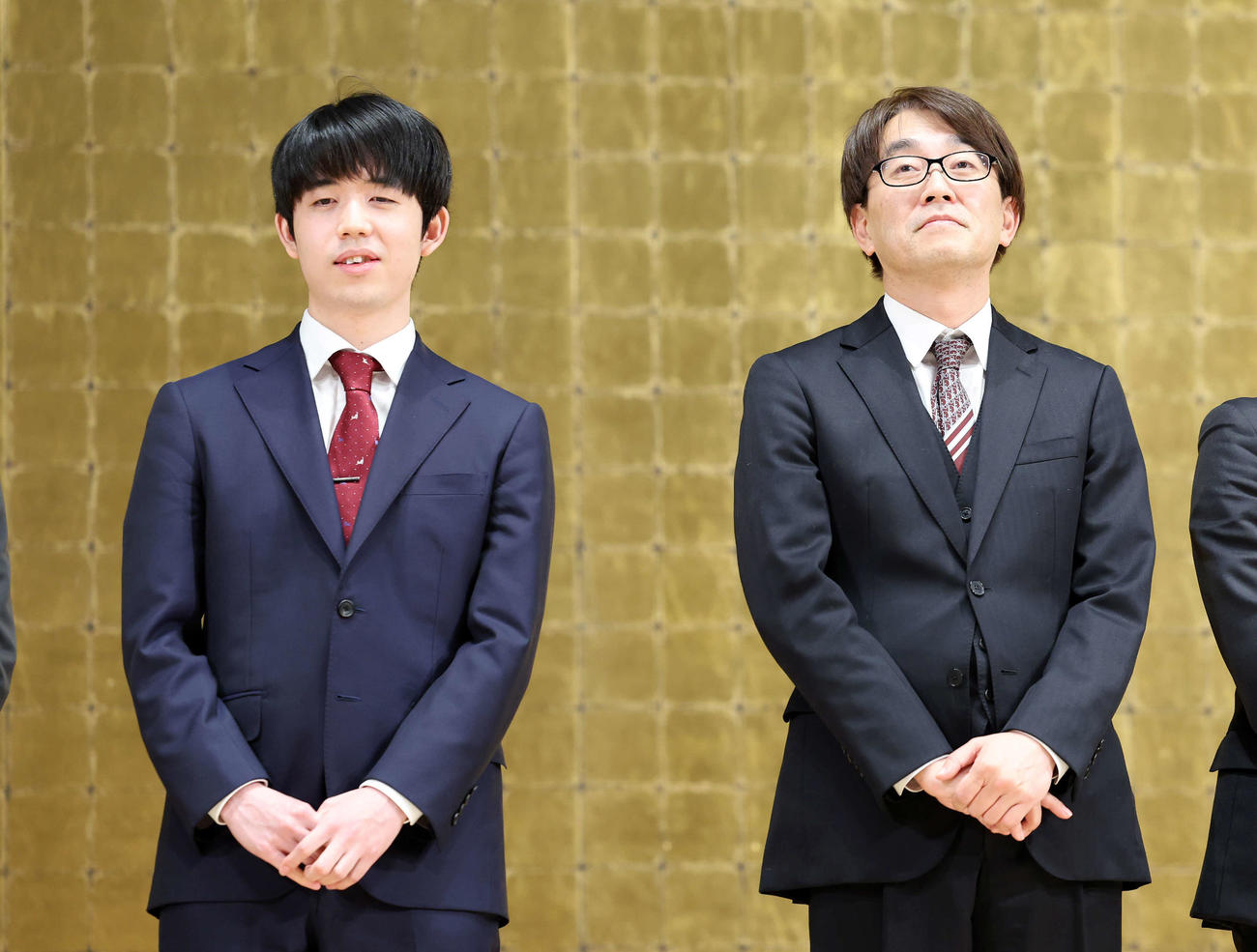 第6局で対戦する藤井8冠（左）と羽生九段（撮影・鈴木正人）