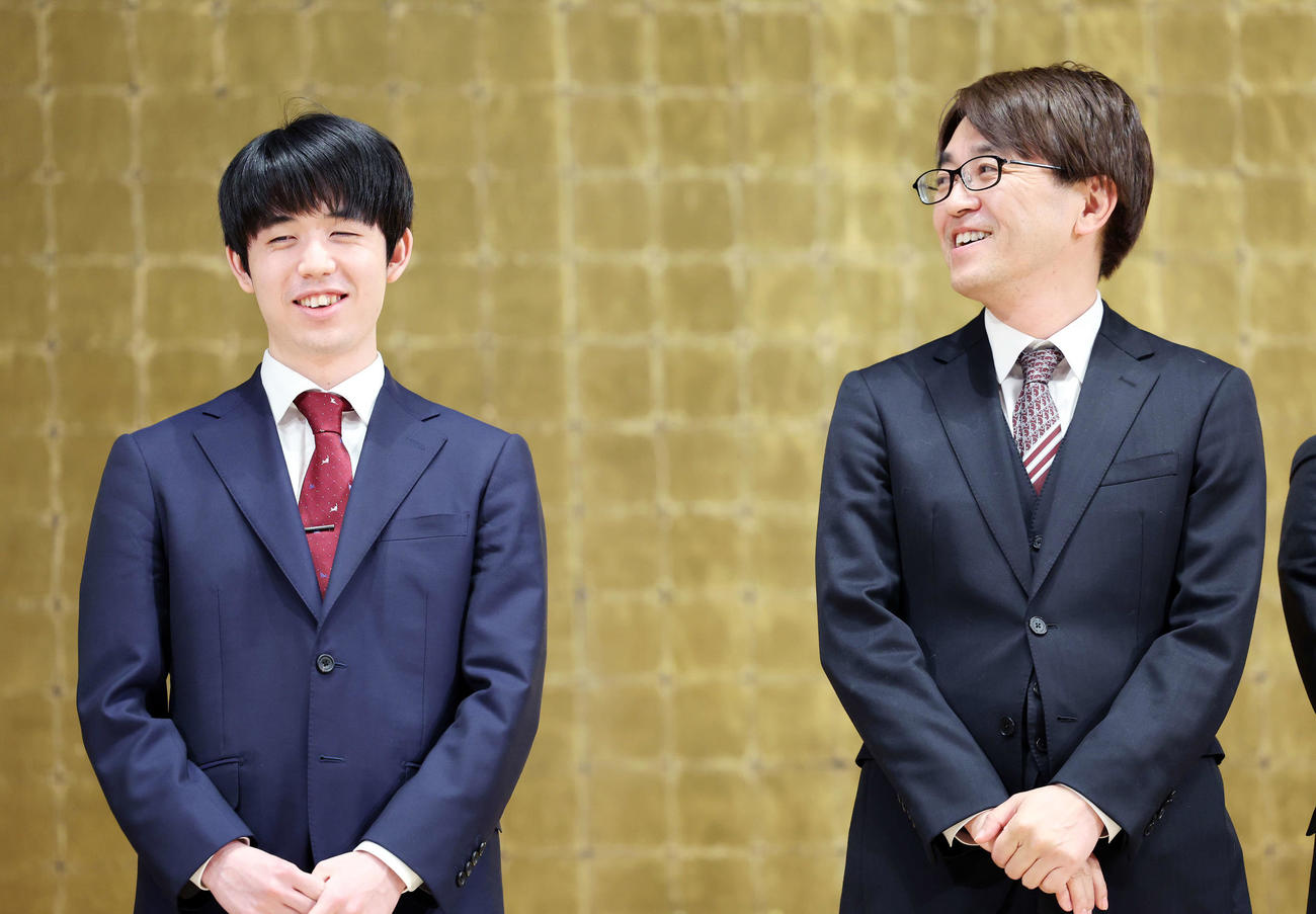 第6局で対戦する藤井8冠（左）と羽生九段（撮影・鈴木正人）