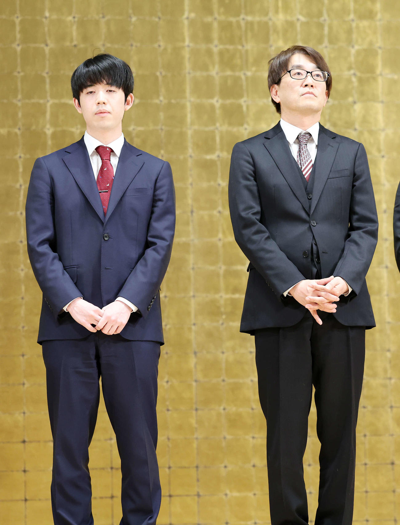第6局で対戦する藤井8冠（左）と羽生九段（撮影・鈴木正人）