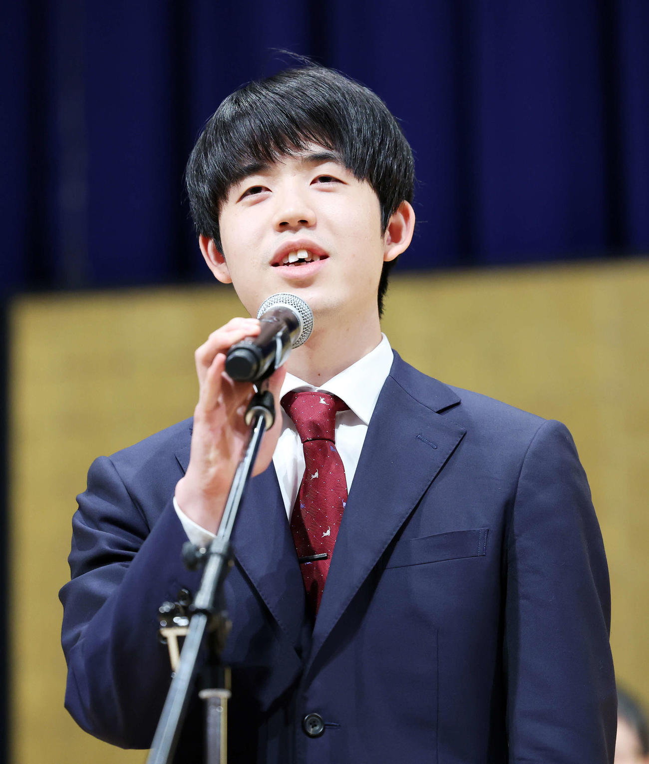 抱負を語る藤井8冠（撮影・鈴木正人）