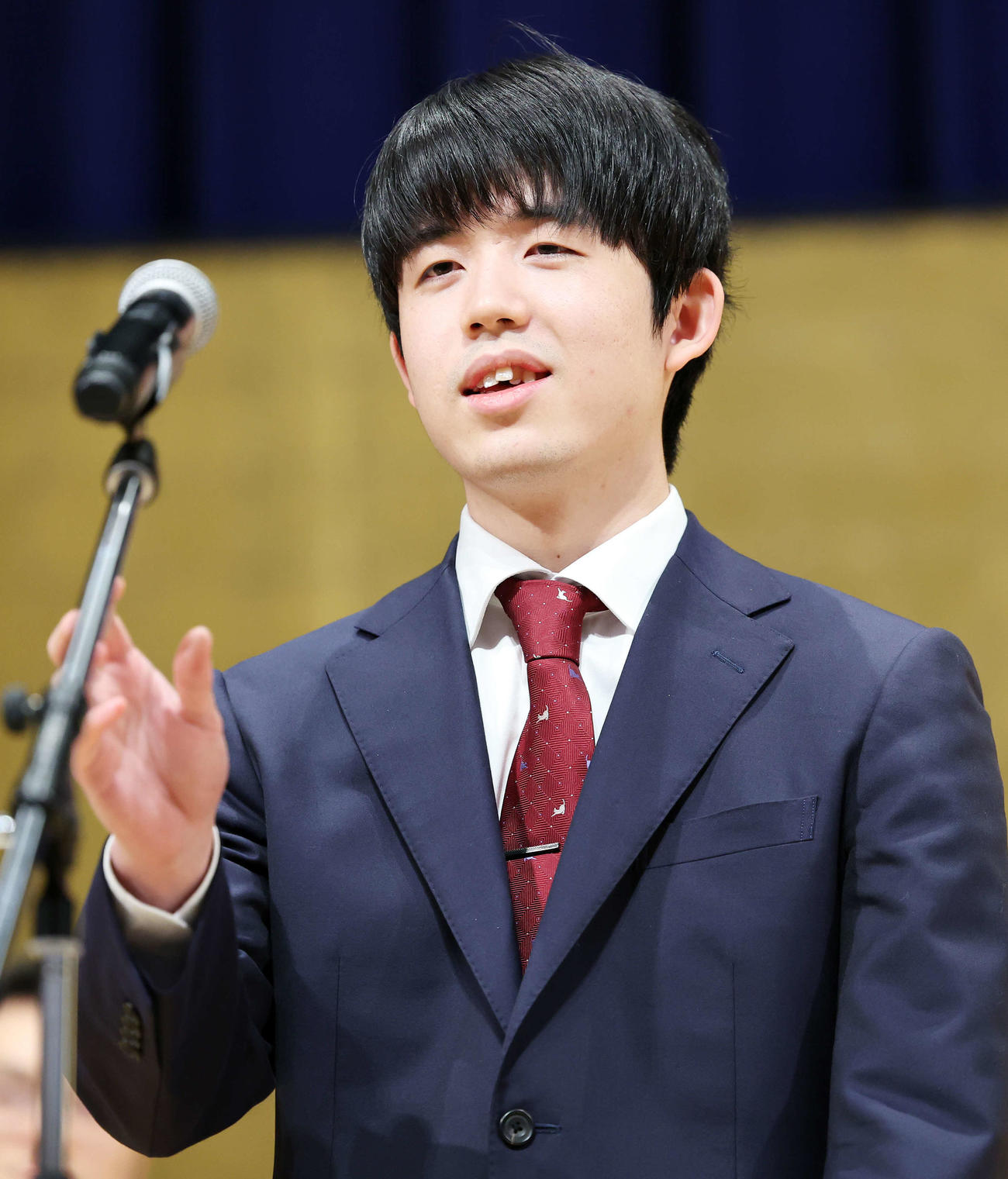 抱負を語る藤井8冠（撮影・鈴木正人）