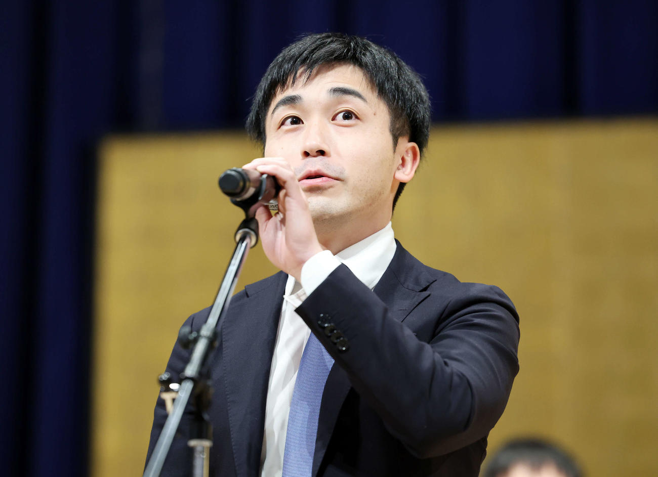 抱負を語る菅井八段（撮影・鈴木正人）