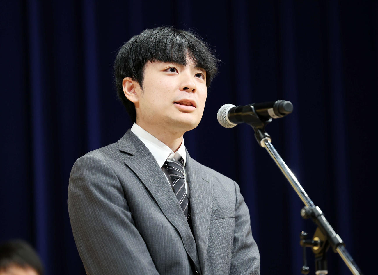 抱負を語る青嶋六段（撮影・鈴木正人）