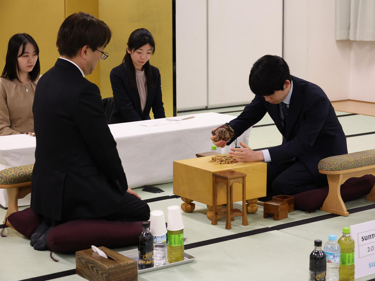 羽生善治九段（左）と対局する藤井聡太8冠（撮影・中島郁夫）