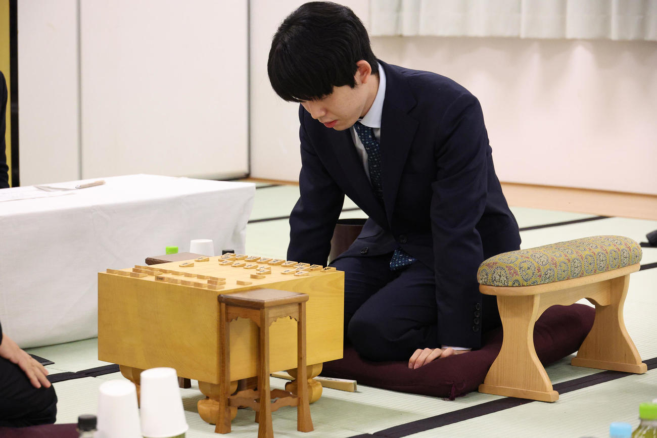 将棋の駒を見つめる藤井聡太8冠（撮影・中島郁夫）