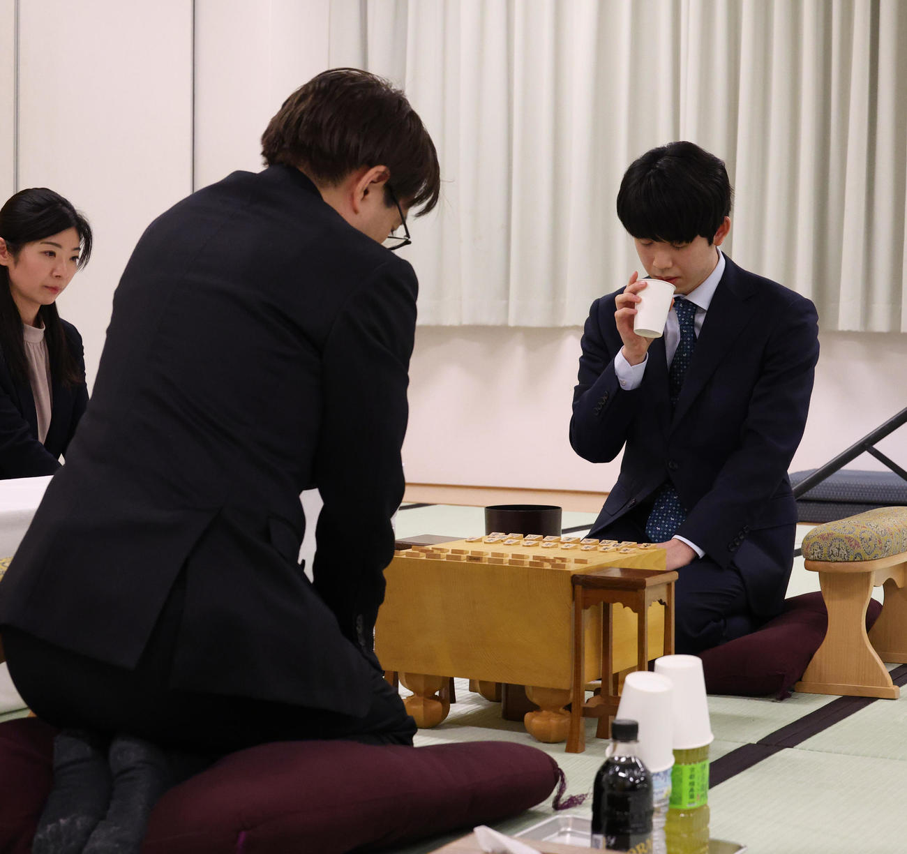 羽生善治九段（左）と対局を前にのどを潤す藤井聡太8冠（撮影・中島郁夫）