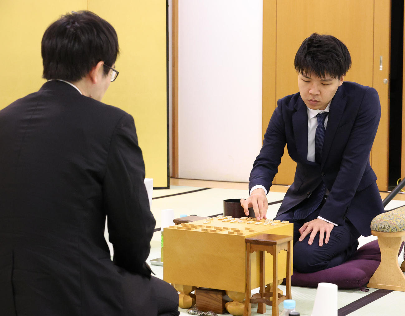 山崎隆之八段（左）と対戦する増田康宏七段（撮影・中島郁夫）