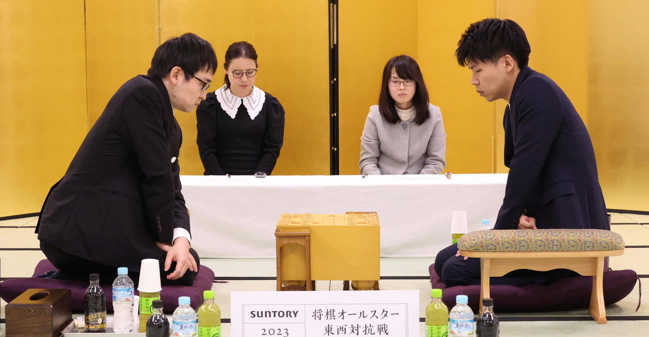 山崎隆之八段（左）対増田康宏七段（撮影・中島郁夫）
