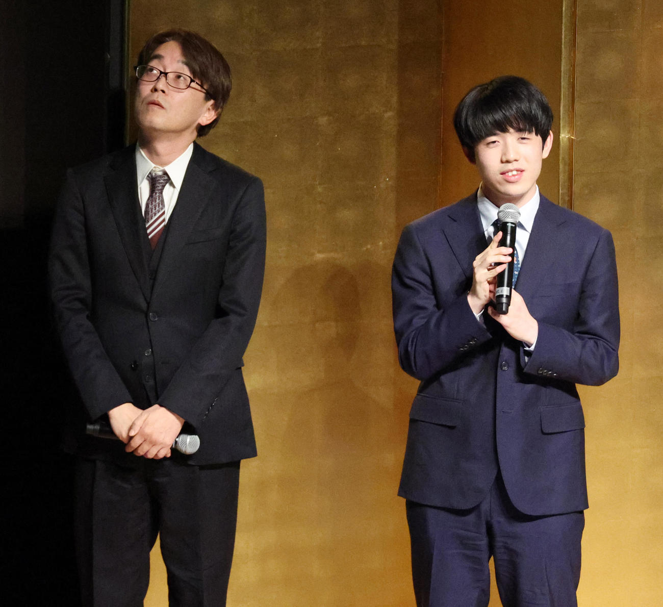 対局を終え感想を語る羽生善治九段（左）と藤井聡太8冠（撮影・中島郁夫）