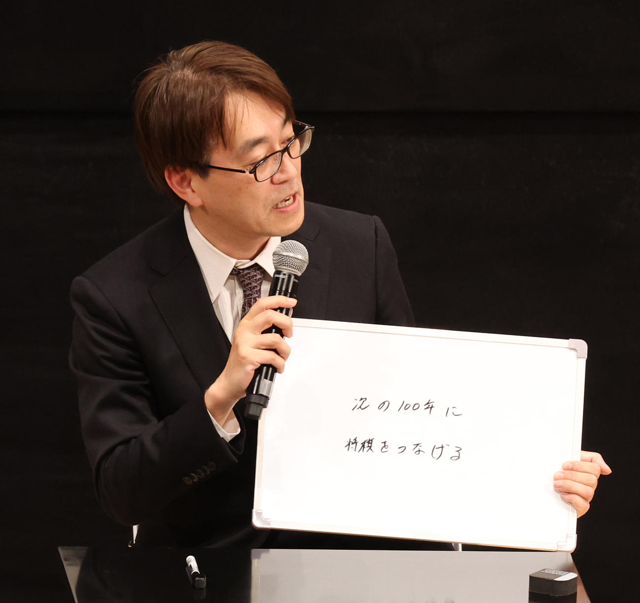「次の100年に将棋をつなげる」と目標を掲げる羽生善治日本将棋連盟会長（撮影・中島郁夫）