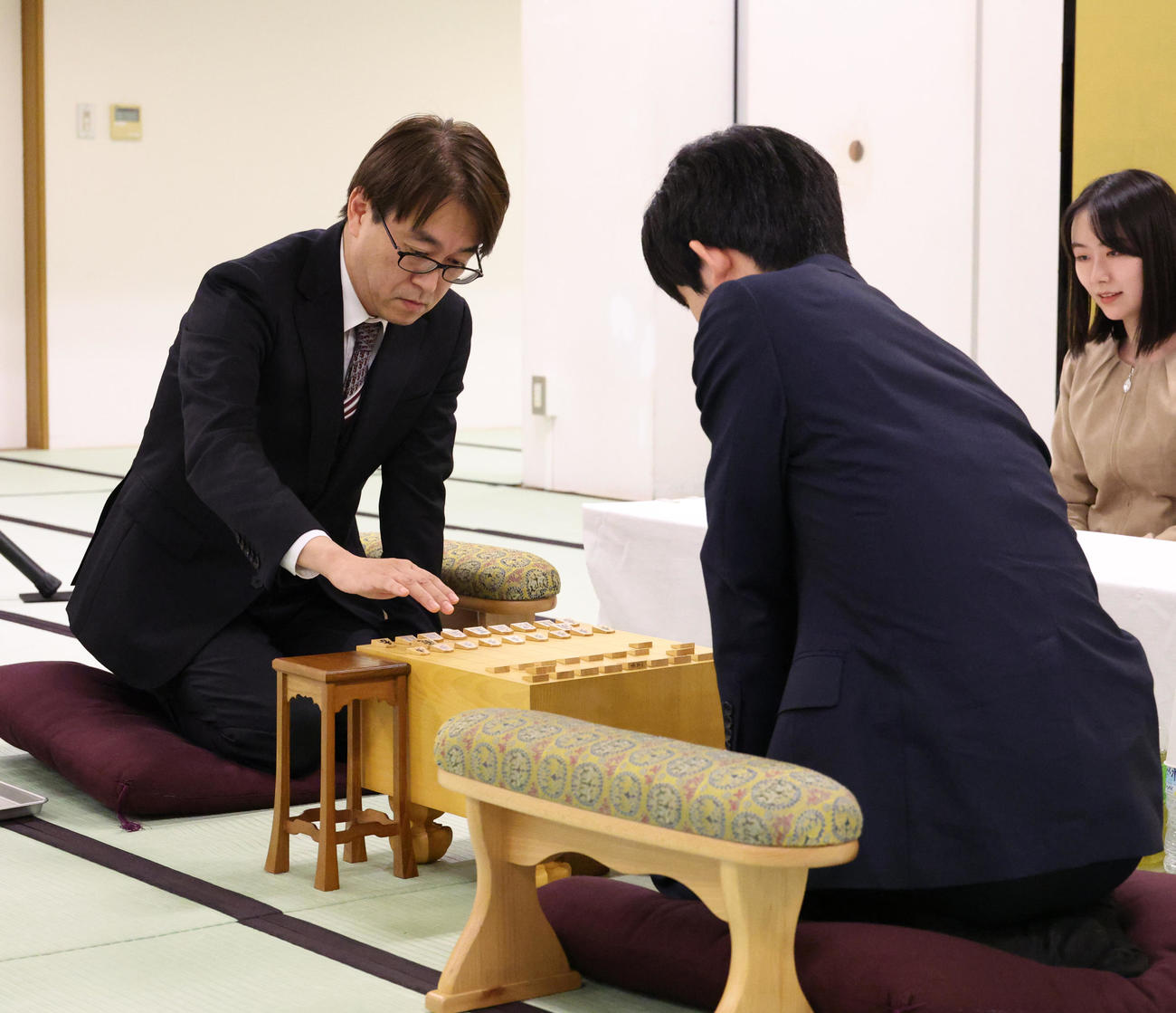 羽生善治九段（左）と対局する藤井聡太8冠（撮影・中島郁夫）