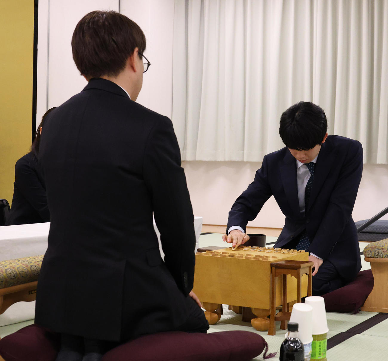 羽生善治九段（左）と対局する藤井聡太8冠（撮影・中島郁夫）