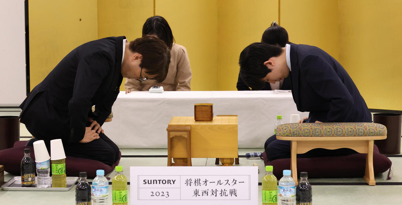 羽生善治九段（左）と対局する藤井聡太8冠（撮影・中島郁夫）