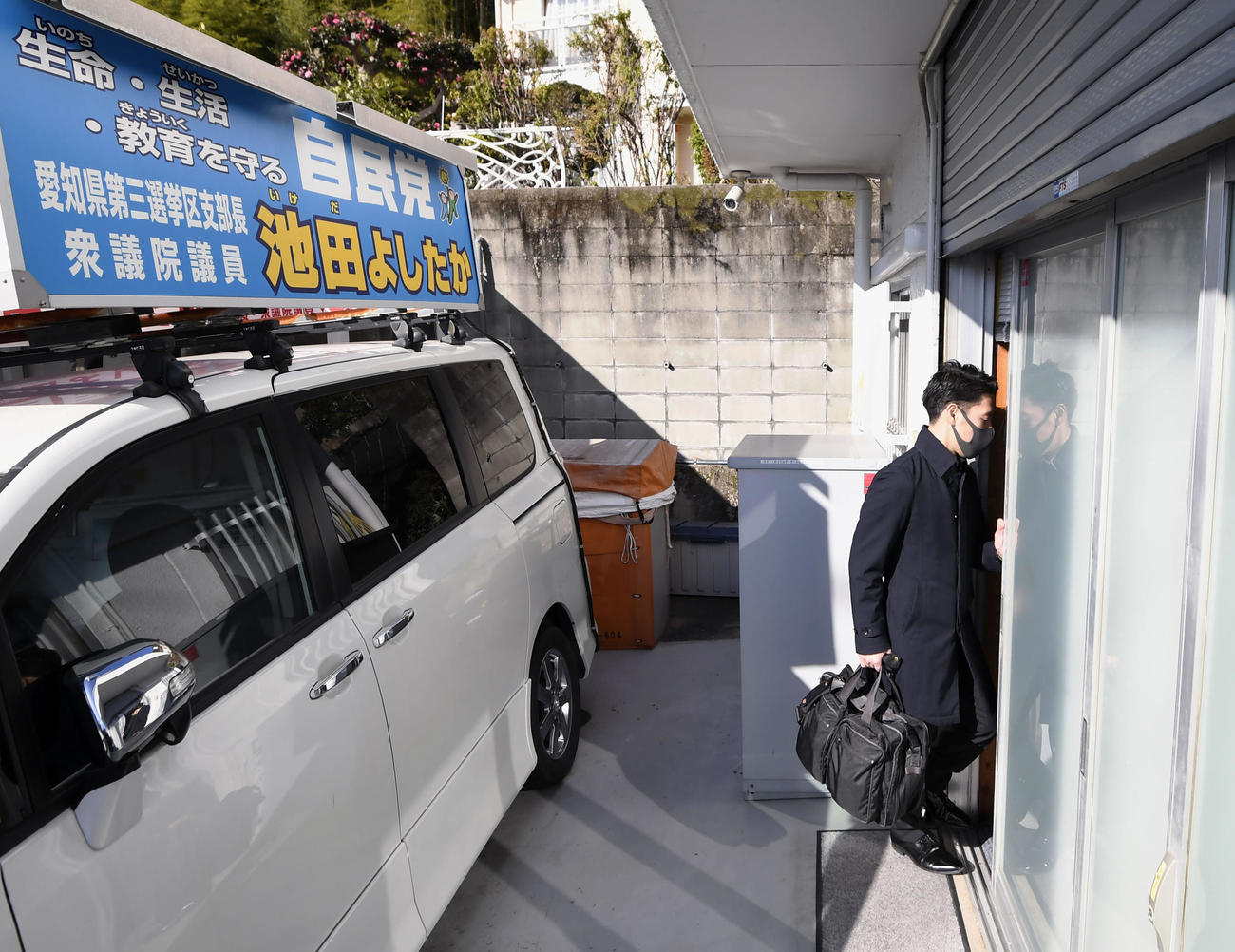 池田佳隆衆院議員の地元事務所に家宅捜索に入る東京地検特捜部の係官（共同）