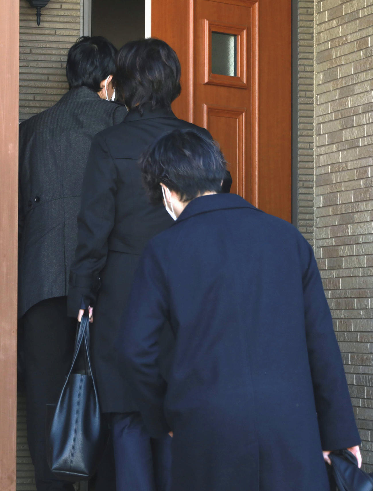 池田佳隆衆院議員の秘書宅に家宅捜索に入る東京地検特捜部の係官ら（共同）