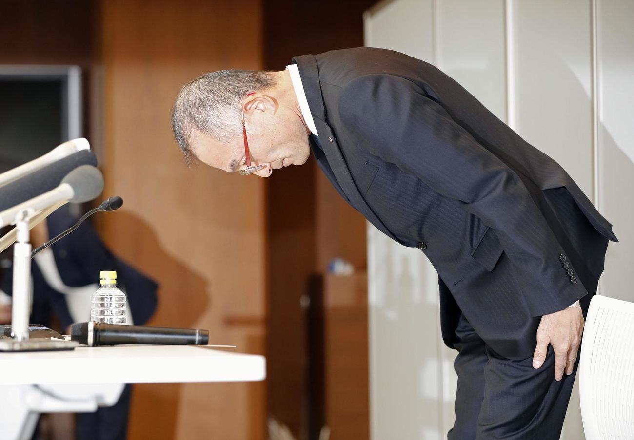 オンラインで販売したクリスマスケーキの一部が破損して届いた問題について、記者会見で謝罪する高島屋の横山和久専務（共同）